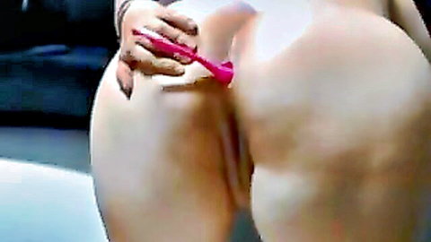 Saudi Arabian woman shaving her hairy pussy close-up from behind