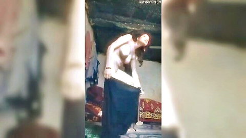 Nude Desi girl bending over, showing curves in amateur scene