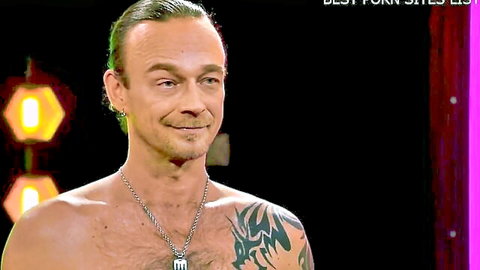 Shirtless tattooed man smirking on Naked Attraction Suomi S01 E04