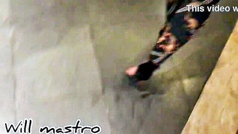 Skinny tanned babe pulls down leggings exposing bare average ass in car taxi dance