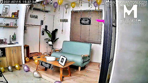 Madou Media escape room preview: festive balloon setup in cozy room