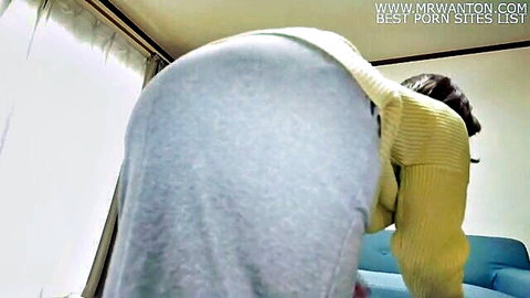 Kato Tsubaki bends over in gray sweatpants, showing thick Asian MILF ass, JAV tease