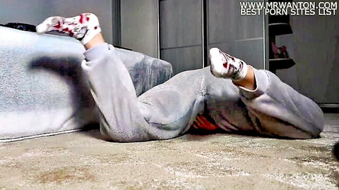 Flexible babe in gray sweatsuit arches on floor with legs up showing big ass curves