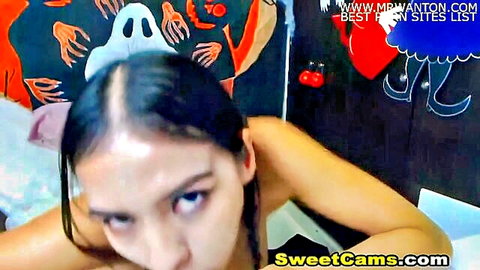 Asian babe fingering her asshole on live cam, solo masturbation
