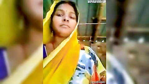 Indian bhabhi in yellow saree teases in homemade desi video