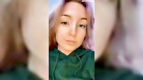 Pink-haired beauty in green hoodie teases for phat juicy pussy action