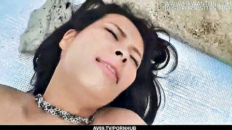 Kyouko Maki seductive nude pose on holiday with chain necklace - AV69