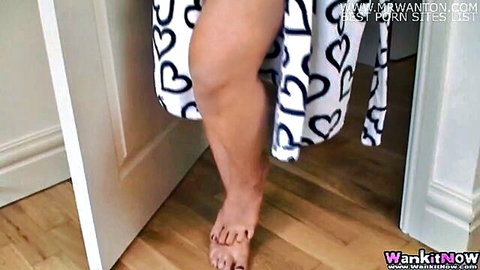 Mature aunt in heart-patterned robe teases with leg up in doorway