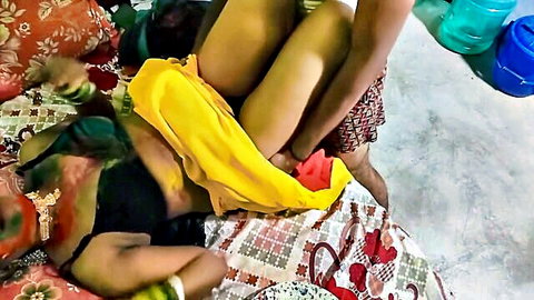Desi Bengali Bahu exposes pussy to Sasurji on Holi in colorful saree