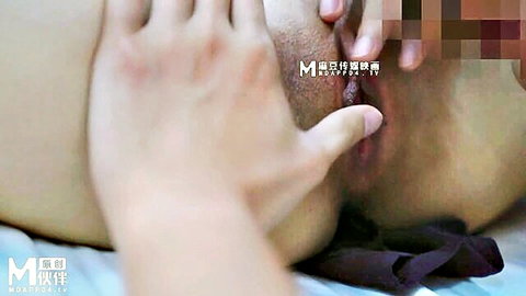 Xia Yuhe Chinese AV babe close-up fingering wet pussy