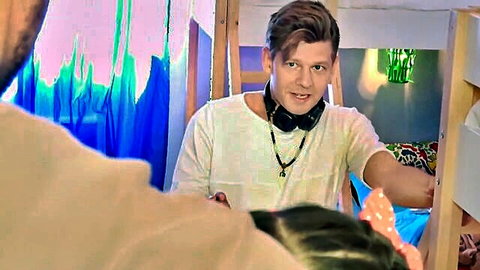 Smiling brunette guy in white tee flirts with long-haired girl in bunk bed bedroom