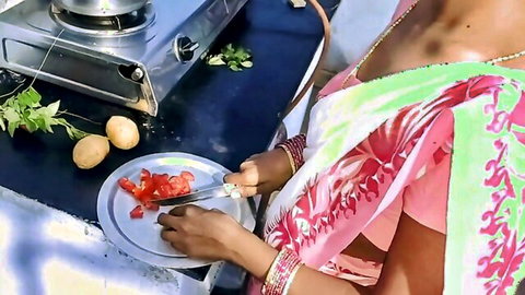 YourAnitha Indian Bhabhi in saree chopping veggies, teasing amateur couple session