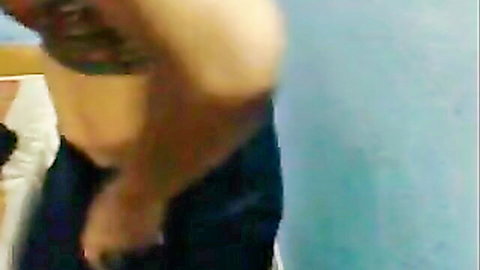 Steamy Indian wife in sari exposes curves in homemade clip