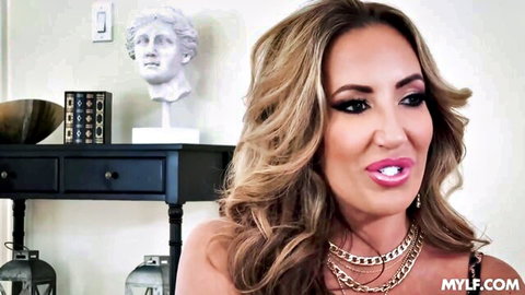 Richelle Ryan busty blonde MILF in seductive low-cut top pose