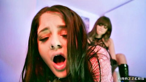 Riley Reid dominates Ryan Reid with face sitting in kinky lesbian scene