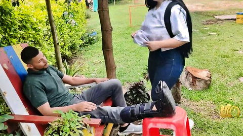 Antonella in jeans stands by injured Cris with leg brace outdoors