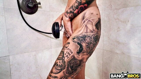 Tattooed curvy babe masturbates pussy with showerhead in steamy shower