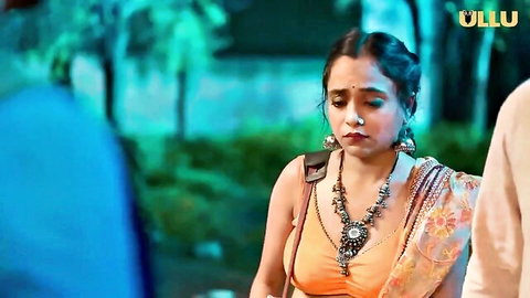 Yammy Indian teen in sexy orange saree, busty cleavage tease outdoors