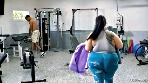Chubby babe in tight leggings and tank top with muscular man in home gym
