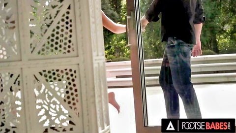 Sara Bell's bare feet tease outdoors with lover in doggystyle setup