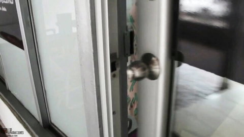 Desi aunty opens door for steamy encounter in hot Indian porn