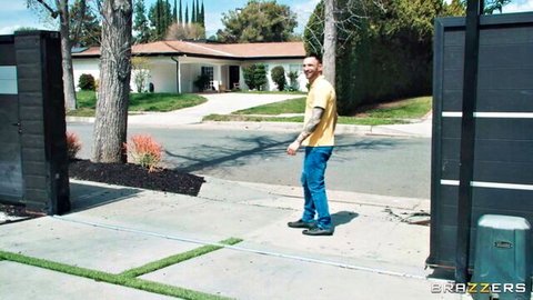 Handsome man in yellow t-shirt and jeans at luxury home gate, Brazzers outdoor teaser