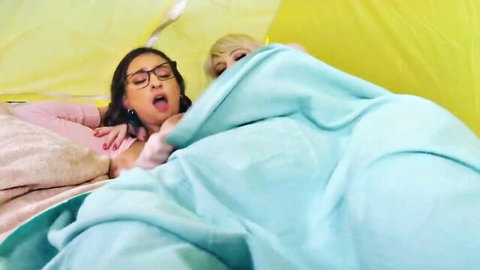 Dee Williams and Hailey Rose in steamy lesbian threesome with Izzy Wilde