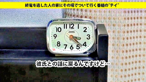 Silver analog clock showing 10:12 on wooden desk with Japanese text overlays