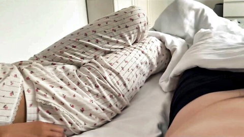 Step-sis Sugary Kitty in floral pajamas sharing bed for step-bro creampie