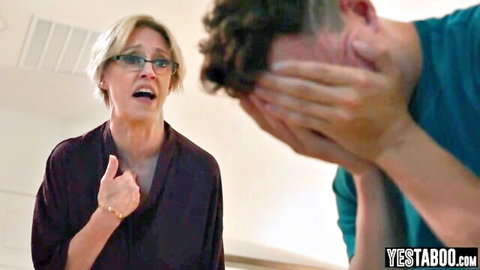 Dee Williams as busty stepmom yells at embarrassed stepson