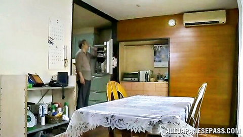 Mature Japanese woman deep fucked in pussy by older man