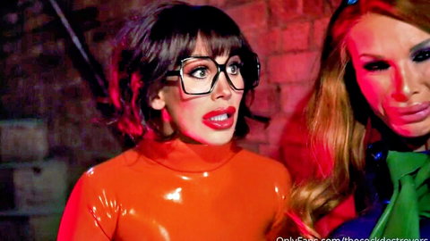 Rebecca More as Velma and Sophie Anderson as Daphne in sexy Scooby-Doo cosplay