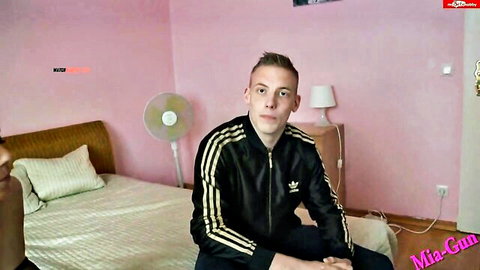 Mia Gun user date with Troche1989, young couple in bedroom