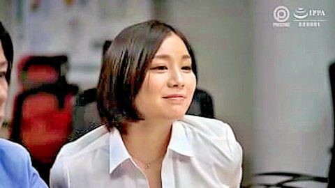 Airi Suzumura in office affair, smiling in white blouse JAV thumbnail