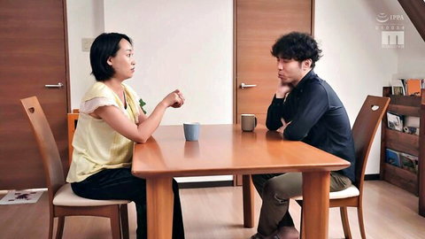 Big-breasted Asian woman chats intimately with man during art model break