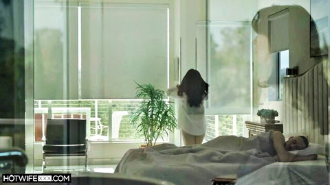 Jane Wilde lifts shirt exposing ass in bedroom tease