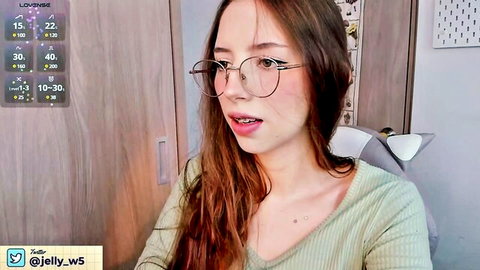 Jelly_w5 brunette webcam girl with glasses in green top, Chaturbate solo show