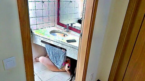 Amateur stepsister under sink for gloryhole facial cumshot