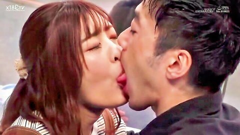Passionate French kiss between Asian couple in JAV DDVGZXSDMM-128