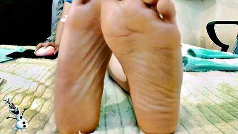 Alanis' bare foot soles tease in ignore fetish video