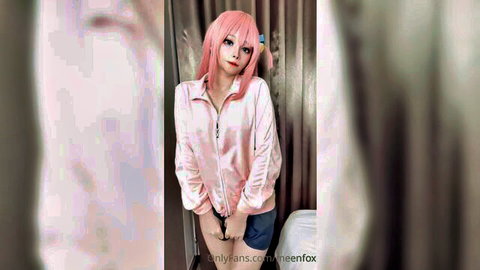 Meenfox cosplaying Bocchi in pink jacket, shorts, teasing cleavage