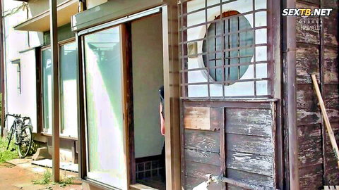 JAV thumbnail: Seductive older sister at Japanese home entrance, CAWD-623