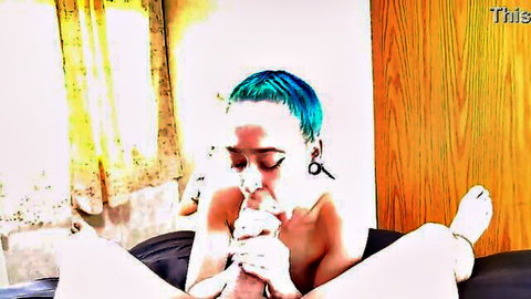 Blue-haired 18yo gringa spreads legs nude, sucks treat in amateur hookup