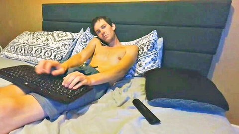 Hunky shirtless guy relaxing in bed with laptop on Chaturbate