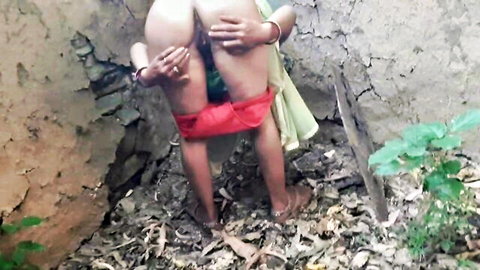 Desi Indian bhabhi spreading ass in jungle outdoor amateur sex