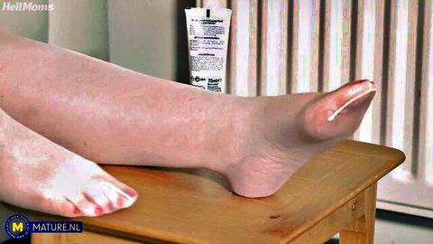 Mature blonde granny's saggy legs and feet in solo lotion play