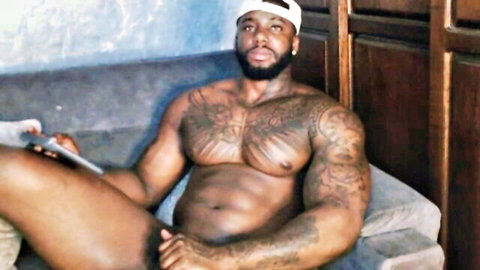 Muscular ebony stud Tairontucke poses nude with powerful legs on Chaturbate