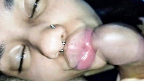 Rei da Safadeza's big pierced lips covered in cum during blowjob