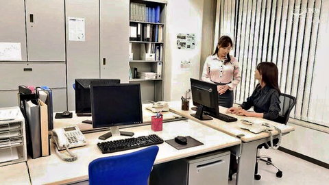 Reimi Saegusa's first lesbian experience in office with colleague