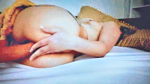 Laluna Lewd in step-mom yellow fur lingerie, curvy side pose on bed